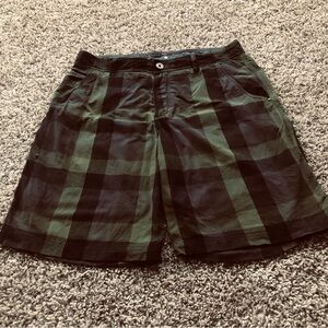 Lululemon shorts men size 36 Xl plaid green  black 10" inseam hybrid performance